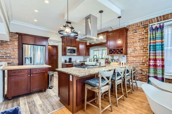 På billedet ses objektet 4BR Family Home w Yard Monthly in Congress Park beliggende i byen Denver.