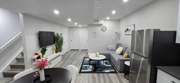 На фото показан объект Bleniel Place - Stylish Basement Suite with Wi-Fi Netflix & Parking, расположенный в городе Эдмонтон.