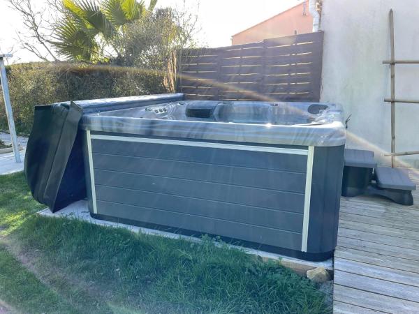 På billedet ses objektet Maison avec SPA Jacuzzi proche des plages beliggende i byen Le Bernard.