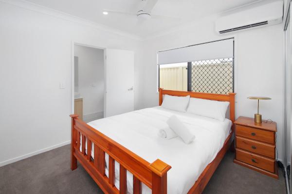 The photo shows the Modern New-Build Tranquil Home Studio located in the city of Kuraby.