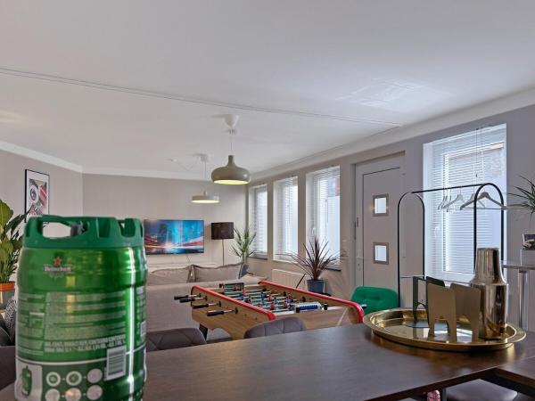 Zentr Stuttgart Gruppen-Duplex 13 Schlafplätze, PS5, Spiele & Terrasse, Stoccarda