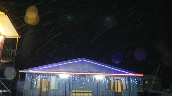 A la foto es mostra l'objecte Nikolozi situat a la ciutat de Kazbegi.