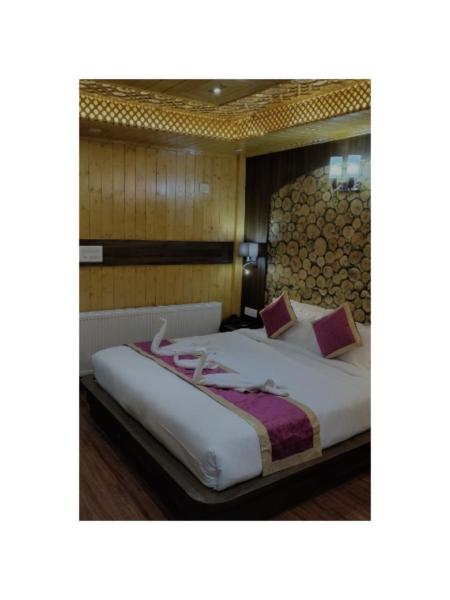 A la foto es mostra l'objecte Hotel Shanu Premium situat a la ciutat de Gulmarg.