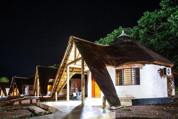 写真にはShanyombo市にあるNangoma Safari Lodge Manyumbiが写っています。