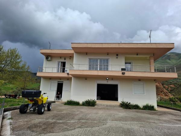 A la foto es mostra l'objecte Delvilla situat a la ciutat de Delvinë.
