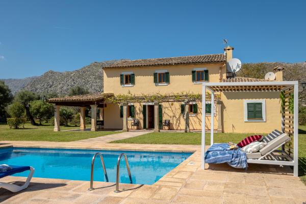 写真にはポリェンサ市にあるVilla La Sort Gran in Pollensa By homevillas360が写っています。