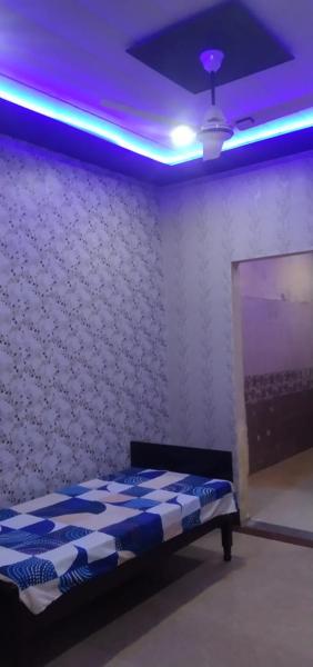 A la foto es mostra l'objecte श्री कृष्णा होम स्टे situat a la ciutat de Vrindāvan.