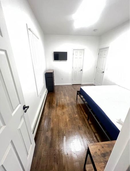 Na zdjęciu widoczny jest obiekt Newly renovated furnished home położony w mieście Newark.