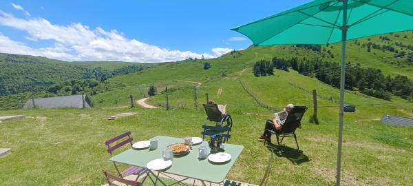 A la foto es mostra l'objecte Gîte avec vue exceptionnelle sur les montagnes situat a la ciutat de Camurac.