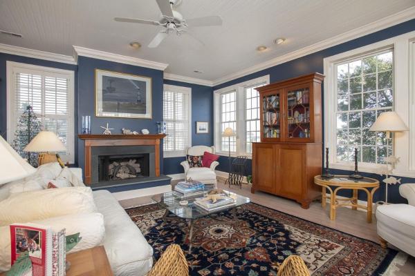 A la foto es mostra l'objecte Coastal Casa home situat a la ciutat de Atlantic Beach.