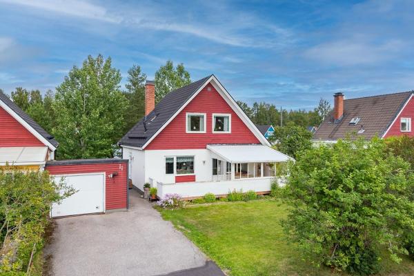 Auf dem Foto ist das Objekt Nyrenoverat hus i Timrå in der Stadt Ljustorp zu sehen.