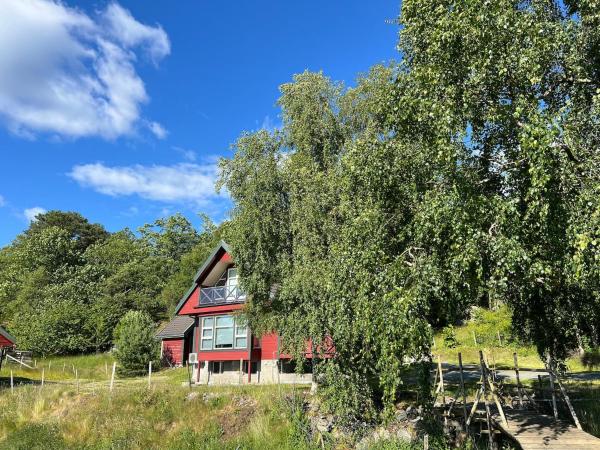 照片显示了位于Hjelmeland市的Vacation home with a lovely view!物件。