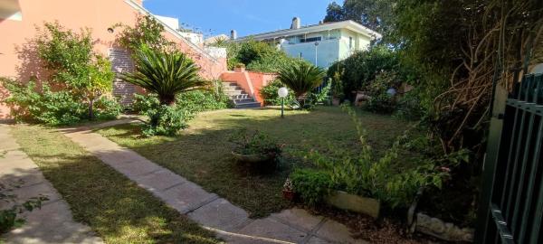 Auf dem Foto ist das Objekt Katy's Garden, house with garden near the sea, relaxation and privacy in der Stadt Anzio zu sehen.