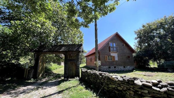 Na zdjęciu widoczny jest obiekt Vila ATX - Cabană Alpina din Lemn în Inima Naturii Relaxare în Natură Liniște, Râu, Foișor și Spațiu pentru Joacă położony w mieście Marga.