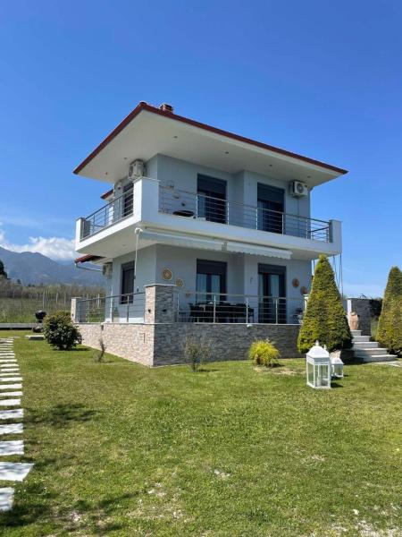 På billedet ses objektet Plaka Luxury Villa beliggende i byen Litóchoron.