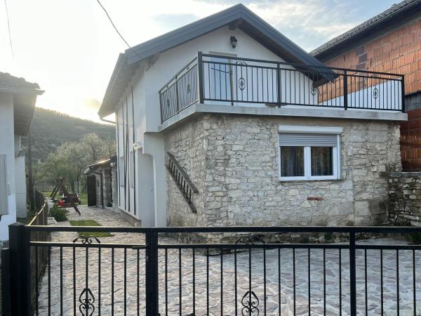 A la foto es mostra l'objecte Stone House Ripac situat a la ciutat de Bihac.
