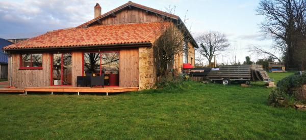 A la foto es mostra l'objecte Gîte en matériaux naturels Sauna, couchers de soleil et chevaux situat a la ciutat de Reffannes.
