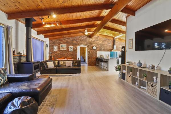 Op de foto is het object Ocean Breeze - Sleeps 12 - Pet Friendly te zien, gelegen in de stad Scamander.