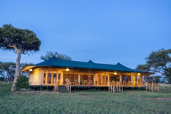 A la foto es mostra l'objecte The African Kongoni Serengeti Camp situat a la ciutat de Robanda.