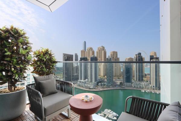 1BR Gem with Stunning Marina Views, Close to Metro, Dubai