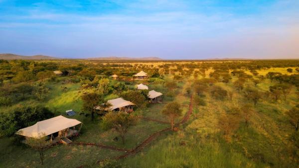 Na fotografii je vidět objekt Serengeti Kifaru Tented Lodge nacházející se ve městě Mugumu.