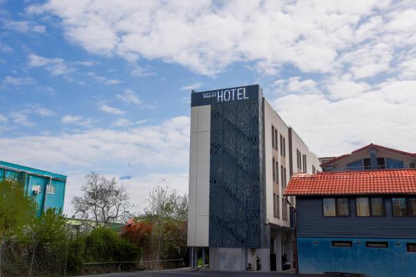 Na fotografii je vidět objekt Bucharest Airport Hotel nacházející se ve městě Otopeni.