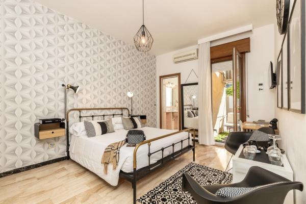 The photo shows the B&B Calamoresca located in the city of Àrbatax.
