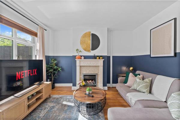 Charming 3-Bedroom House in the Heart of Windsor, Windsor