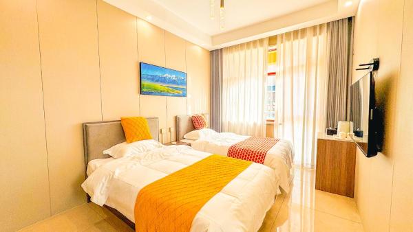 A la foto es mostra l'objecte Bole Four Seasons Garden Hotel, Sailimu Lake Scenic Area East Gate situat a la ciutat de Santai.