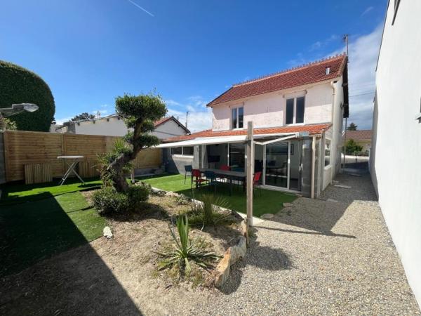 A la foto es mostra l'objecte Location maison balnéaire 8 couchages 50m plage du Cormier situat a la ciutat de Le Cormier.