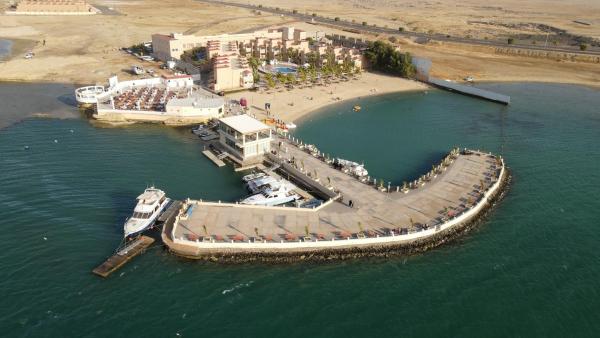 A la foto es mostra l'objecte منتجع شاطئ الدولفين للإيواء السياحي situat a la ciutat de Yanbu.