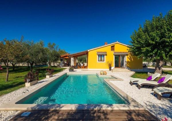The photo shows the Villa Chiara 2 Bedroom, Private Pool, BBQ & Child-Friendly located in the city of Puntera.