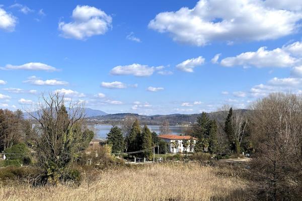 På billedet ses objektet Lake view apartment beliggende i byen Dormelletto.