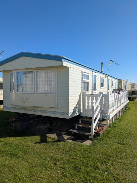 写真にはインゴールドメルズ市にある104-2 coral beach 8 berth 4 ADULTS MAX LEAD PERSON MUST BE OVER 30が写っています。