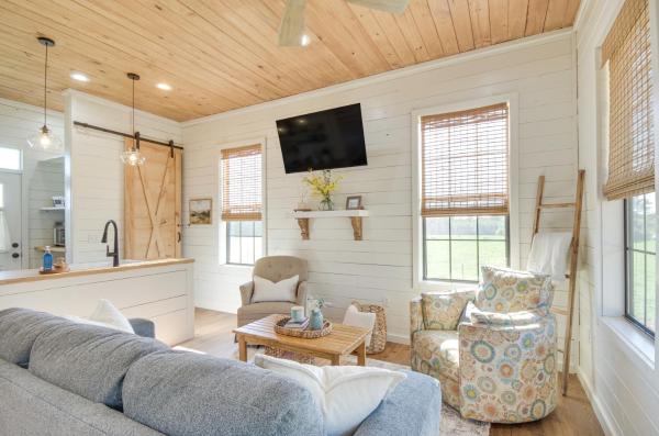 Op de foto is het object 4-Acre Plot Farmhouse-Chic Retreat in Forest! te zien, gelegen in de stad Forest.