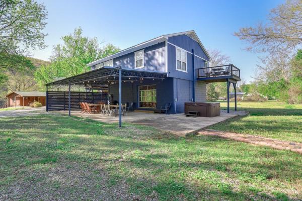 En la foto se muestra el objeto 8 Mi to Ozark Folk Center Home with Hot Tub and Deck ubicado en la ciudad de Mountain View.