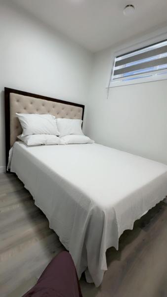 A la foto es mostra l'objecte Private Modern 2 Bedroom Suite situat a la ciutat de Calgary.