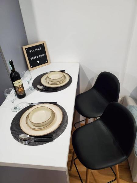 A la foto es mostra l'objecte Studio Trebisnjica situat a la ciutat de Trebinje.
