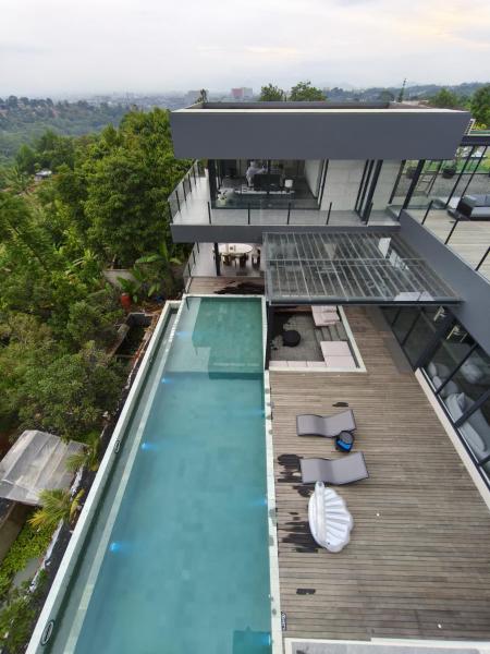 Amulya Luxury Villa, Dago - 4br Heated Infinity Pool - Ciater