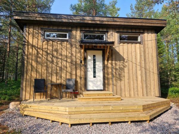 Na foto é possível ver o objeto Tiny House in the woods localizado na cidade de Puoltikasvaara.