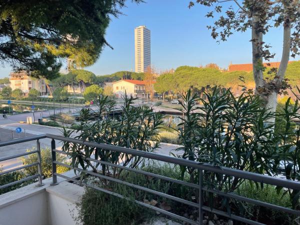 På billedet ses objektet La terrazza dei delfini beliggende i byen Cesenatico.