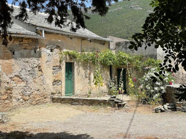 A la foto es mostra l'objecte Maison ancienne rénovée avec vue sur mer et Cap Corse situat a la ciutat de Centuri.