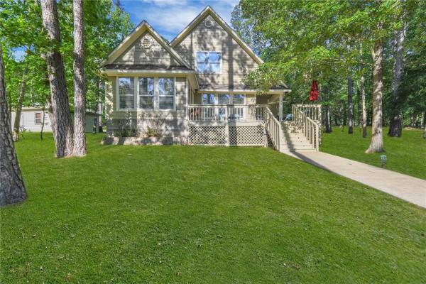 A la foto es mostra l'objecte Wooded Lake Retreat home situat a la ciutat de Coldspring.