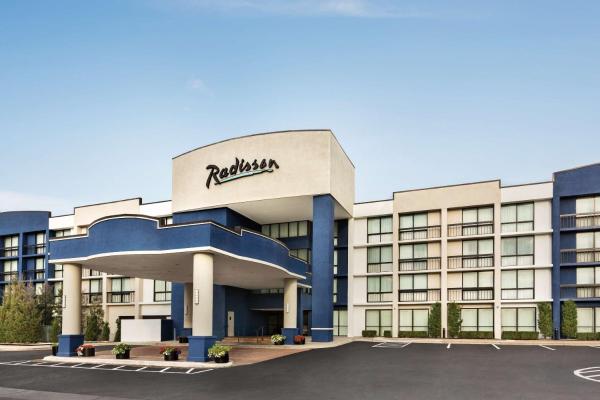Nella foto è visibile l'oggetto Radisson Hotel Lenexa Overland Park situato nella città di Lenexa.