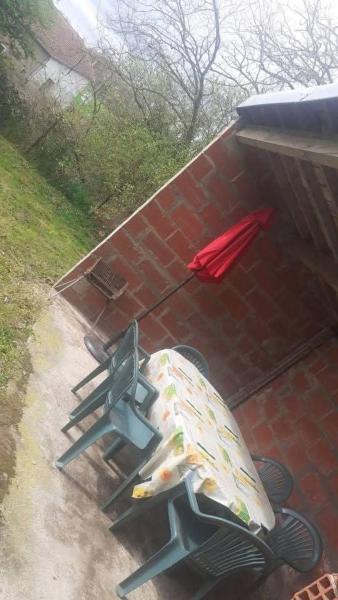 Na fotografii je vidět objekt Le confort sans chichis, un cocon pour 1 à 6 voyageurs nacházející se ve městě La Celle.