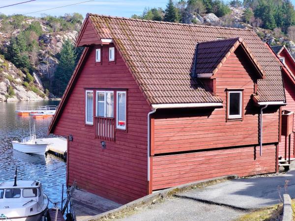 На фото показан объект cozy house with boat dock, sauna - FJORDTID, расположенный в городе Rubbestadneset.