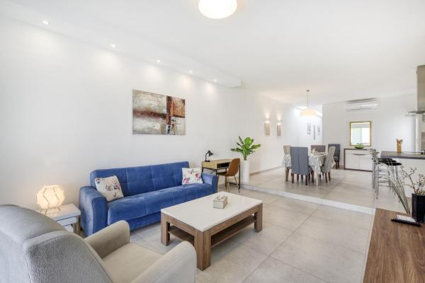 Fleur de Mai penthouse with large terrace in Gzira, Taʼ Xbiex