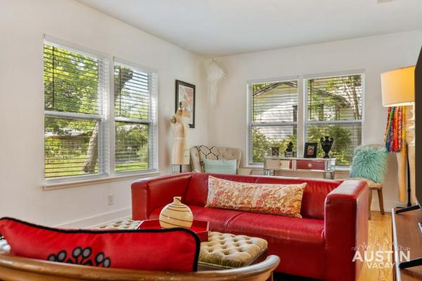A la foto es mostra l'objecte 2BR 2BA Home w Office and Yard Near E 6th and Downtown by Austin Vacay situat a la ciutat de Austin.
