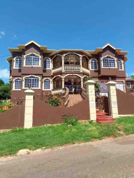 The photo shows the Large 3 bedroom with King beds located in the city of Alligator Pond.