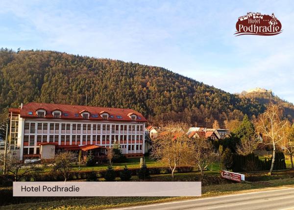 На фото показан объект Hotel Podhradie, расположенный в городе Papradno.